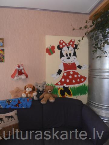 Bērnu istabas sienas kļuvušas krāsainākas